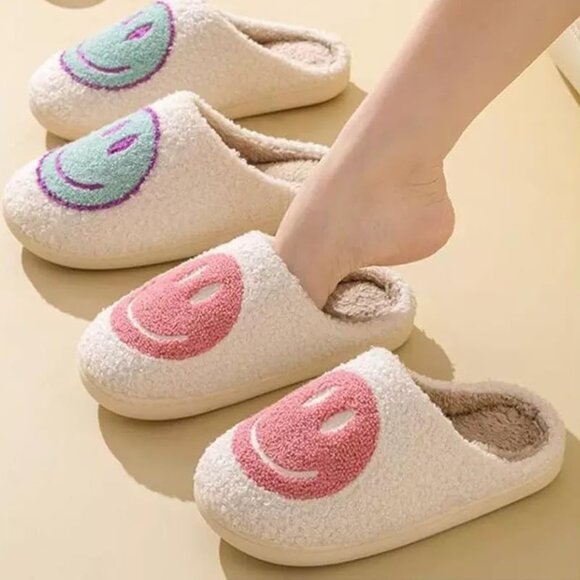 Warm and Cozy Faux Fur Slippers for Women and Men - Happy Face Style - Picture 3 of 6